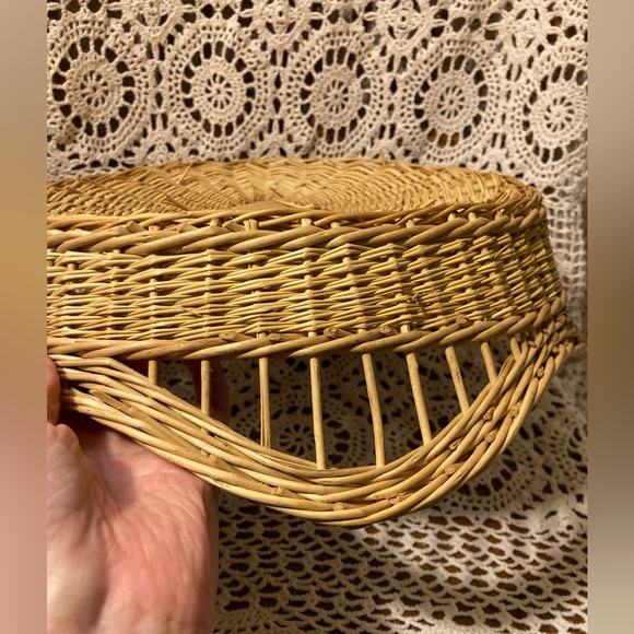 Large Blonde Wicker Woven Basket With Unique Border - Picture 8 of 13